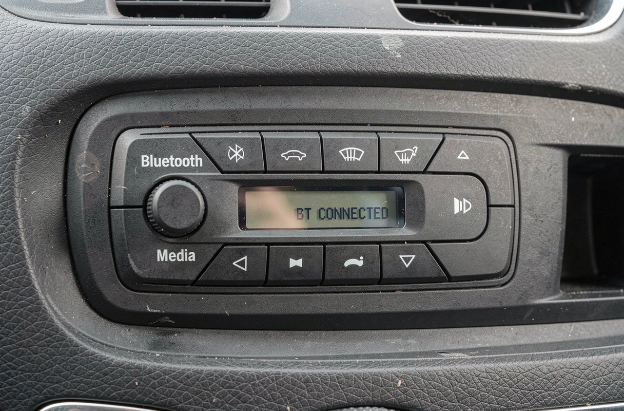 Gros plan sur les boutons Bluetooth de l'autoradio d'origine d'une Renault Clio 3